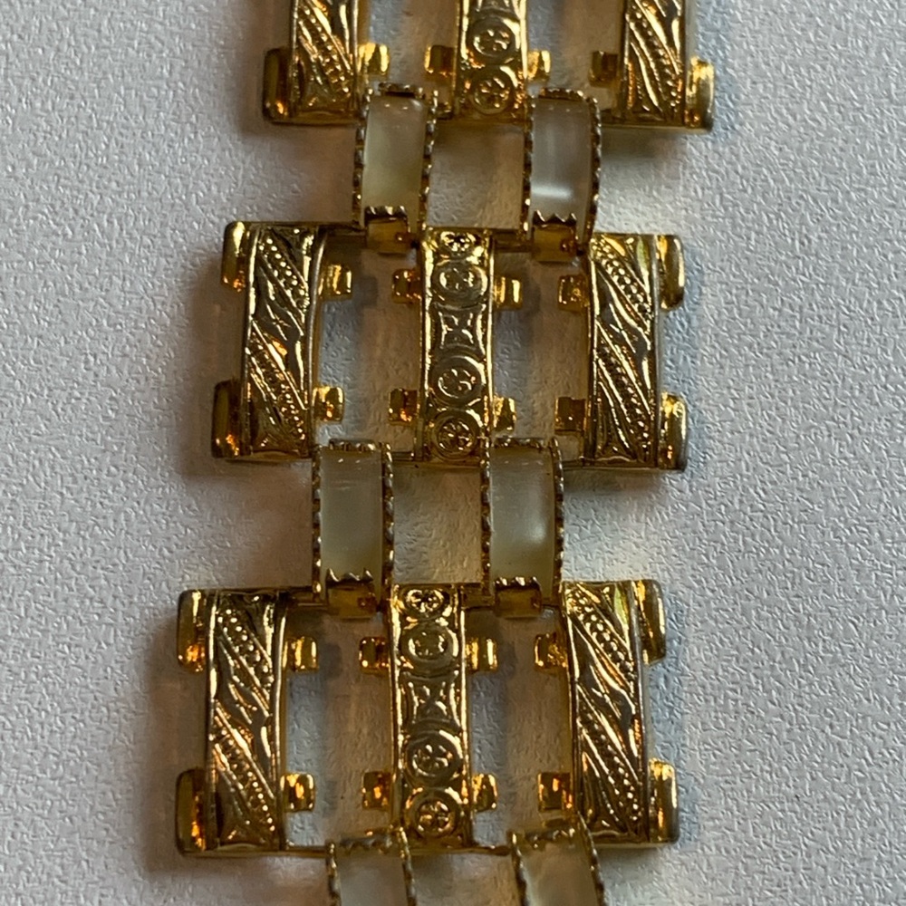 Vintage Elegant Gold and Cream Bracelet - Picture 3 of 9